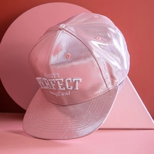 中国 パフ刺繍デザインロゴレザー6パネルスナップバックハット メーカー