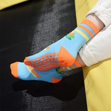porcelana Calcetines con agarre al por mayor calcetines antideslizantes calcetines de trampolín EE. UU. A granel gimnástico para parques interiores de trampolín fabricante