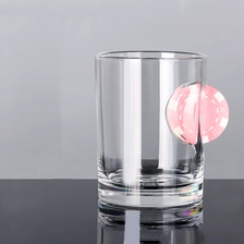 Cina Amazon Hot Selling Casino Chip Embed Whiskey Glasses Bullet Embed Whiskey Glasses 16oz Beer Pint Glass With Golf Ball produttore