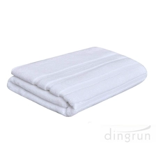 China 100% Cotton Thick Ultra Absorbent Super Soft Oversized White Bath Towel Luxury Extra Large Hotel Towels manufacturer