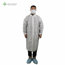 Cina Disposable White PP lab coat for laboratory wholesaler with FDA produttore