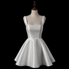 China Einfaches Rückenless Satin kurzes Ballkleid Hochzeitskleid Hersteller