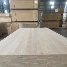 Китай Хорошая цена, кромка из сосновой древесины, клееная лучистая сосновая древесина для мебельных плит высшего класса производителя