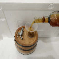 Cina 304 rubinetti mini in legno di rovere con tasca interna produttore