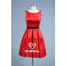 Chine Satin rouge traditionnel encolure perlée ceinture noire robe de soirée courte Chine fabricant