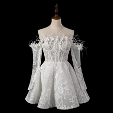 Chine Robe de mariée courte de plumes et de dentelle à la main avec des manches longues amovibles avec des manches longues amovibles fabricant