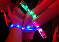 Китай Как блестящие светодиодные браслеты делают концерт более захватывающим? производителя