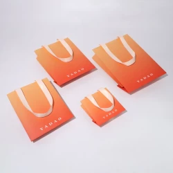 Kina Anpassa shoppingväska Högkvalitativ papperspåse Liten medelstor storlek anpassad logotypdesign tillverkare