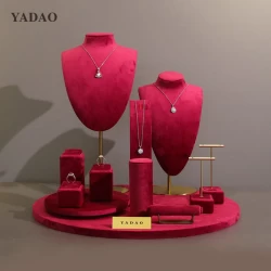 China Estilo pinky brilhante flanela veludo ajustável resina busto adereços conjunto de jóias com diamante contador de loja fabricante