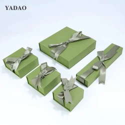 China Neues Farbmaterial, olivgrünes Band, Schleife, Magnetklappe, niedriger Preis, Silberring, Online-Schmuck-Shopping, Verpackungsbox-Set Hersteller