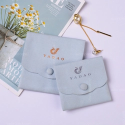 Cina pochette in microfibra celeste con chiusura a scatto e bordo in pizzo produttore