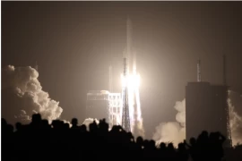 Китай запускает тяжелую ракету-носитель Long March 5 рано утром 24 ноября