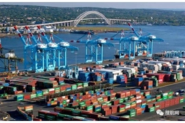 43 mga lalagyan sisingilin USD 270,000 sa demurrage, at isang American shipper filed isang reklamo sa FMC Sofreight.com kahapon