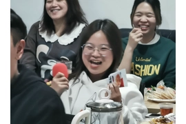 Ano ang dapat panoorin at laruin sa tea party sa Sunny Worldwide Logistics?