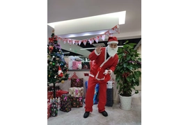 Mainit na pagbati ng Pasko, na nagbibigay liwanag sa puso ng taglamig