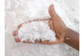Procédé de fabrication de neige artificielle à l'aide d'une résine polymère absorbant l'eau (SAP)