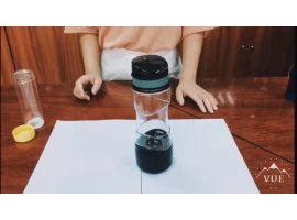 botella de agua de plástico con pastillero