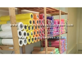 China Carregamento de rolos de tecido não tecido PET Spunbond para embalagens de flores fabricante