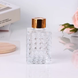 Chine Flacon diffuseur en verre transparent carré découpé géo de 100 ml 3,5 oz avec couvercle à vis doré fabricant