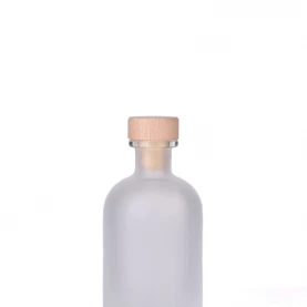 China 9-Unzen-Flasche aus mattiertem Glas mit Diffusor und Holzkorken Hersteller