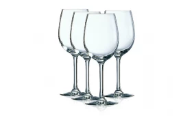 verres à vin en cristal et tasse en verre sur le matériau différent?
