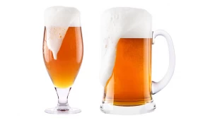 Hoe om te bepalen of een schone glazen pul bier gewassen