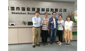 Benvenuto al signor Lee di Dongguan nella nostra azienda per discutere dell'acquisto di bottiglie di profumo | Vetro Ruixin