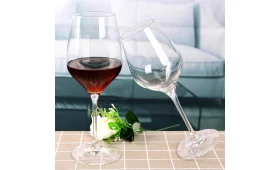 Vetri di cristallo di vino rosso differenti di formato differenti all'ingrosso