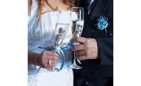 What lovers champagne glasses at the wedding?
