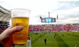불가능합니다! 월드컵 경기를 관람하세요. 맥주 잔은 어때?