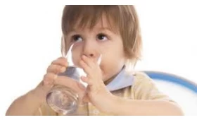 Por que beber água em um copo de vidro?