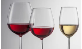 No queste cinque coppe di vetro per vino. Sei un amante del vino?
