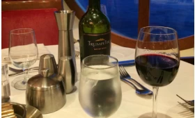 هل يمكنني إحضار زجاج النبيذ على متن الطائرة؟