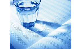あなたの水カップは何材料ですか？