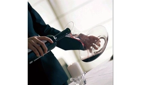 ¿Cómo utilizar jarras de cristal de vino?
