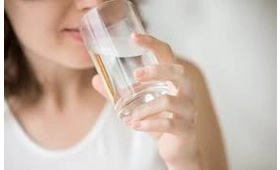 Por que beber com um copo de água?