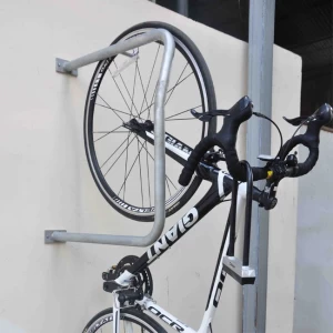 Ideas de ganchos de montaje en pared para almacenamiento de bicicletas al aire libre en el garaje