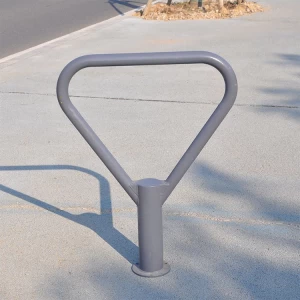 Estacionamento seguro para bicicletas com postes de amarração