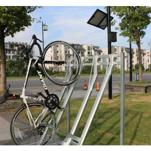 Abrigo para bicicletas com racks semiverticais para armazenamento de bicicletas