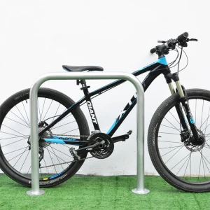 Detalhe do rack de estacionamento para bicicletas em U invertido ao ar livre