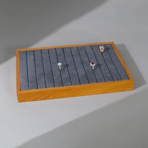 Passen Sie das Ringschlitztablett aus massivem Holz, das Schmuckdisplay, das Ringtablett, das Display für Ringe und Ohrringe individuell an