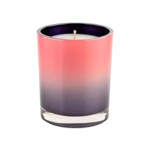 Lussuoso barattolo di candela in vetro rosa sfumato viola all'interno di decorazioni per la casa color spray