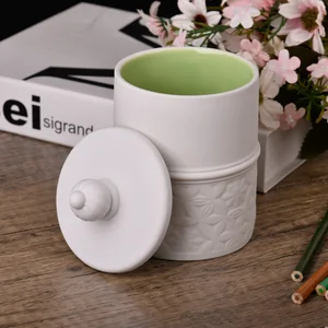 Factory direct sale of plain white and tender green ceramic candle jars with lids