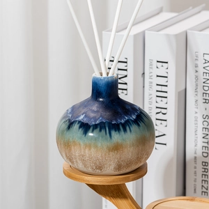 Maßgeschneiderte, im Brennofen glasierte Keramik-Rohrdiffusorflaschen mit Farbverlauf „Mountain Sea“.