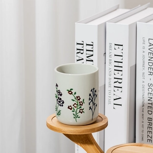 Roarahi Kirīmi White Embossed Wildflower Ceramic Candle ipu