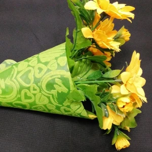 Fábrica de envoltura de flores no tejidas material de flores de embalaje en relieve colorido al por mayor