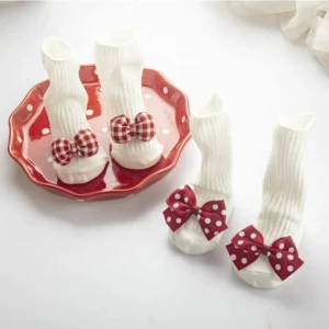 Baby sokken gemaakt van gezonde en milieuvriendelijke materialen beschermen de groei van de baby