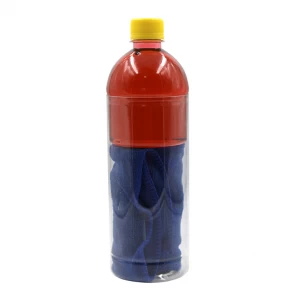 Fles met lege plastic kledingverpakkingsbuis