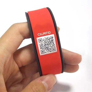 カスタム調整可能な QR コード シリコーン バンド NFC シリコーン リストバンド RFID リストバンド卸売業者