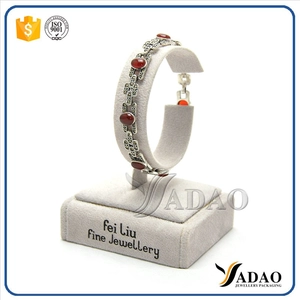 2017 tentador abrigo de mdf de alta calidad designable al por mayor con soportes de exhibición de joyería de terciopelo suave para brazaletes de pulsera reloj